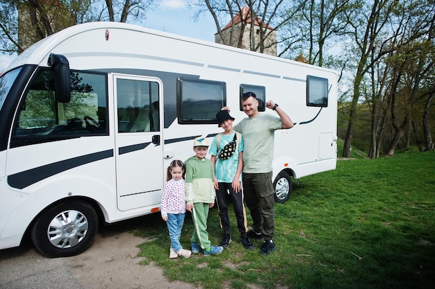 Père avec trois enfants voyageant au camping-car RV camping-car