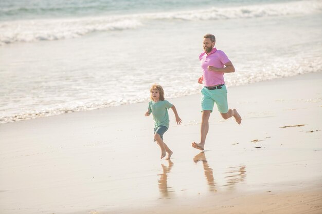 Pères ou papa de la fête de la famille avec enfant garçon le jour d'été papa et enfant s'amusant à l'extérieur