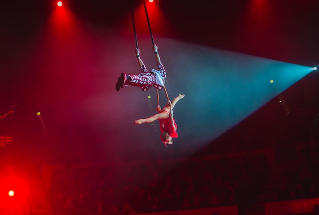 Performance des aérienistes dans l'arène du cirque.