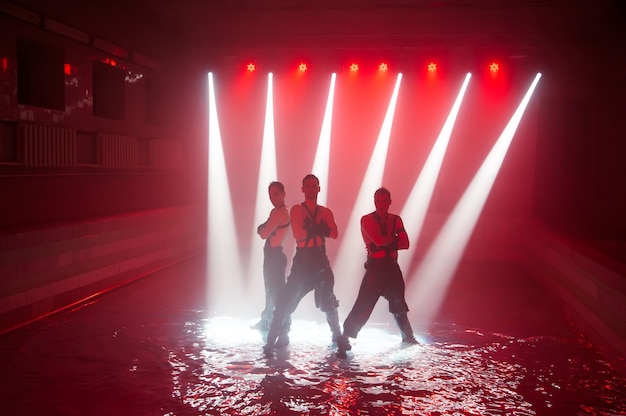 Performance sur l'eau d'un groupe de danse