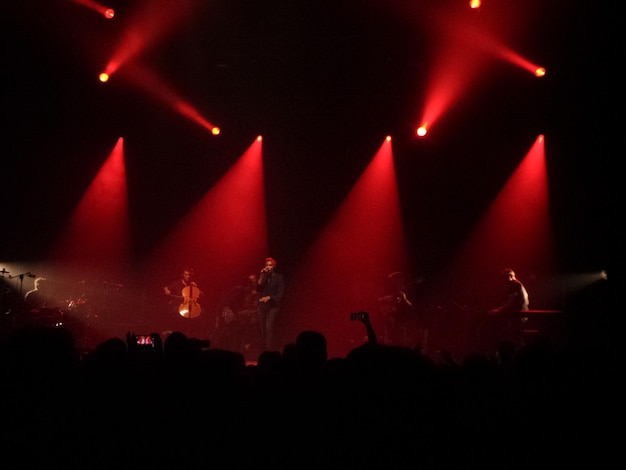 performance scénique et lumières dans la zone de concert