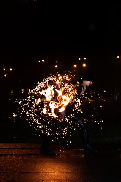 Photo performance de spectacle de feu dans le fond sombre