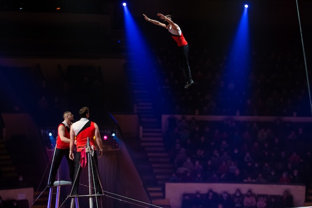 Performances d'artistes en hauteur sous la coupole du cirque