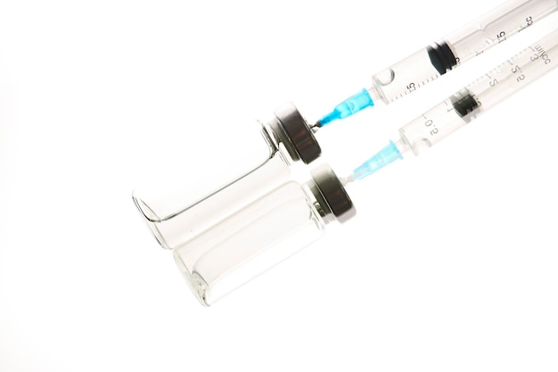 Perfusion d'ampoules médicales et seringue avec injection