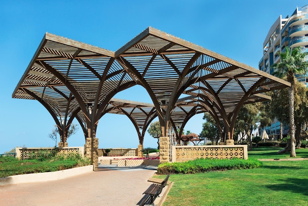 Pergolas en bois sur la promenade de Netanya, Israël