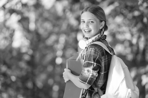 Cette période de l'année encore une fois Enfant heureux de retour à l'école Éducation de la petite enfance Développement de la petite enfance Temps scolaire Enseignement privé Se pencher et jouer Espace de copie de l'enfance heureuse