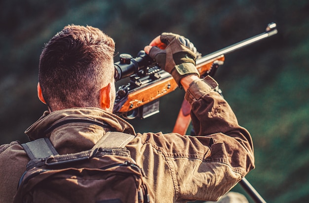 Période de chasse. Homme avec une arme à feu. Fermer. Fusil de chasse chasseur