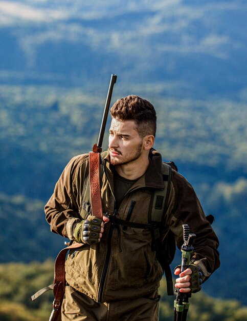 Période de chasse Homme avec un fusil de chasse Chasseur avec un pistolet de chasse et une forme de chasse pour chasser Tirateur repérant dans la cible L'homme est à la chasse chasse fusil chasseur homme chasseur