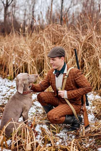 Période de chasse saison d'automne chasseur mâle ouvert avec arme à feu en costume à la recherche d'un trophée homme caucasien s...