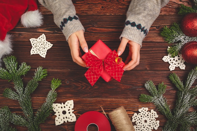 Période de Noël. Processus d'emballage des cadeaux pour les vacances