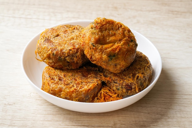 Perkedel Kentang. Galettes de pommes de terre traditionnelles indonésiennes.