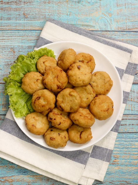 Perkedel tahu ou galettes de tofu frit. Fait de mélange; purée de tofu, petite quantité de farine de tapioca