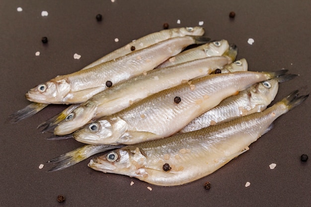 Éperlan ou sardine de poisson cru frais prêt pour la cuisson