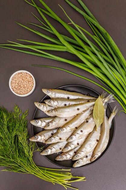 Éperlan ou sardine de poisson cru frais prêt pour la cuisson