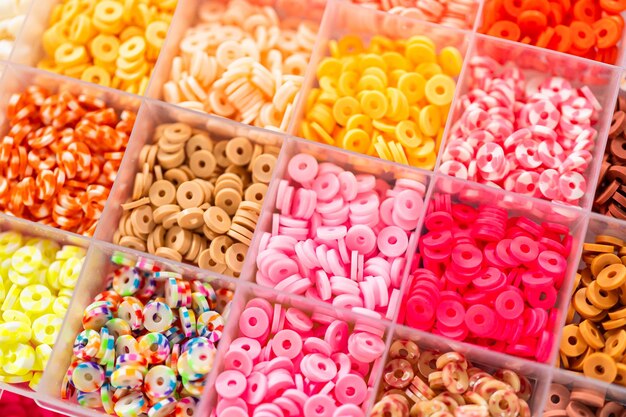 Des perles d'argile colorées pour la fabrication de bracelets créatifs pour enfants