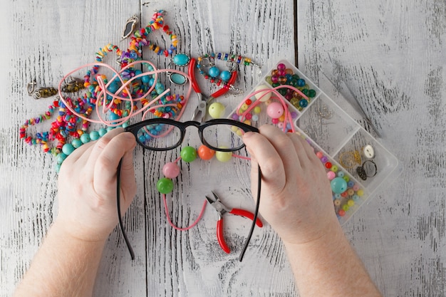 Perles artisanales sur table