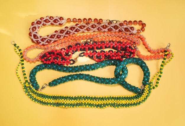 Perles, bijoux, collier de perles sur fond jaune.