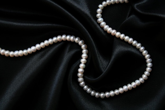 Perles blanches sur fond de velours noir