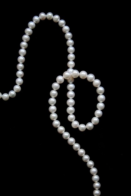 Perles blanches sur fond de velours noir