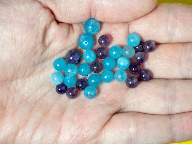 Perles bleues sur la paume Calcédoine et améthyste Bijouterie Pierres à l'atelier