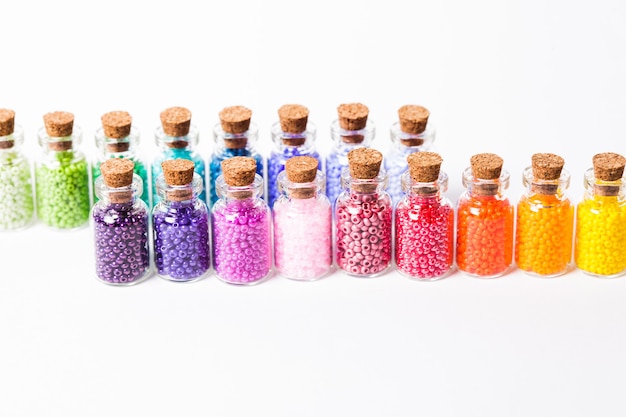 Perles colorées dans les bouteilles