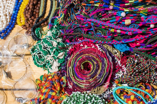 Perles colorées de différentes couleurs sur un marché