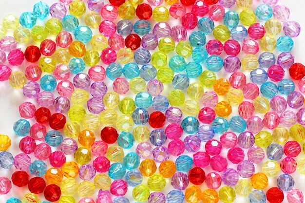 Perles colorées pour le fond et la toile de fond sur blanc