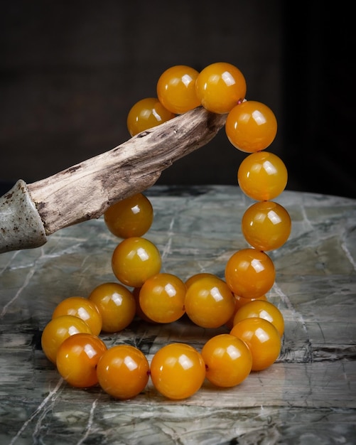 Perles de couleur caramel sur fond noir vue de dessus gros plan