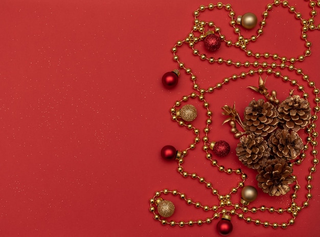 Perles dorées avec pommes de pin et décoration de Noël