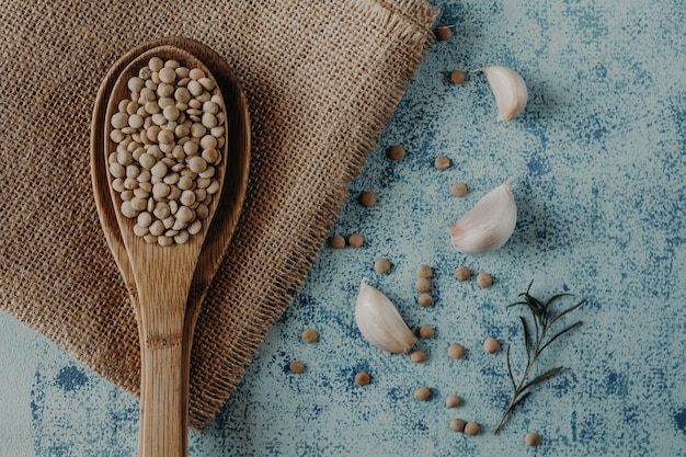 Perles De Lentilles. Grains de lentilles dans un bol et une cuillère.