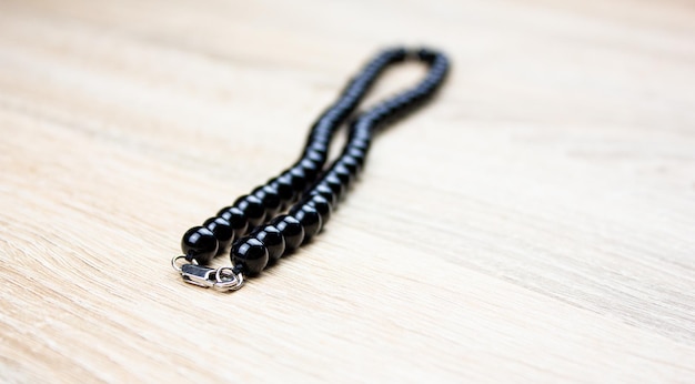 Perles noires sur fond clair Collier noir avec perles rondes Bijoux en pierres naturelles