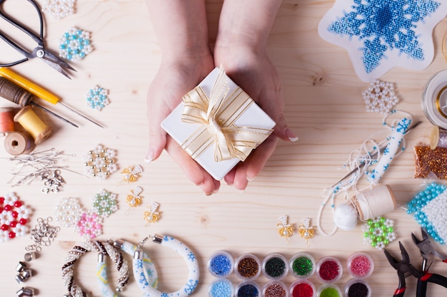 Photo perles et outils pour créer des bijoux. préparation pour la main. vue de dessus