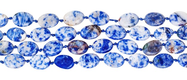 Perles de pierre précieuse de lapis-lazuli bleu isolées