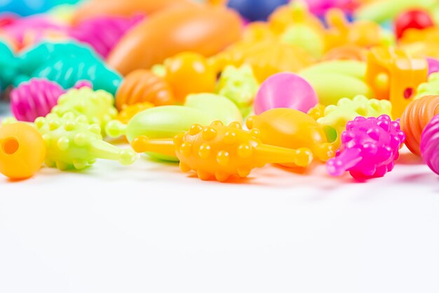 Perles en plastique multicolores pour un bracelet de filles à partir d'un ensemble de travaux d'aiguille