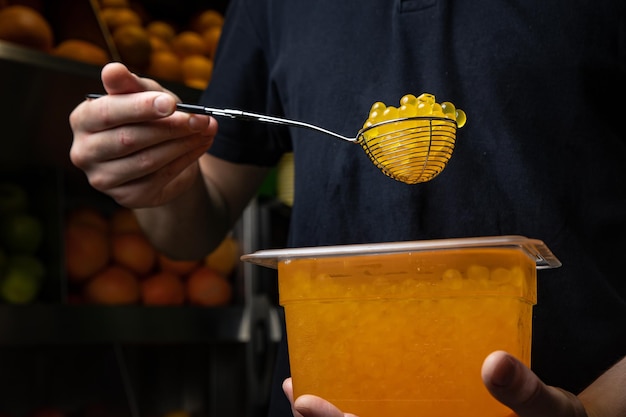 perles de tapioca pour le thé à bulles dans une cuillère