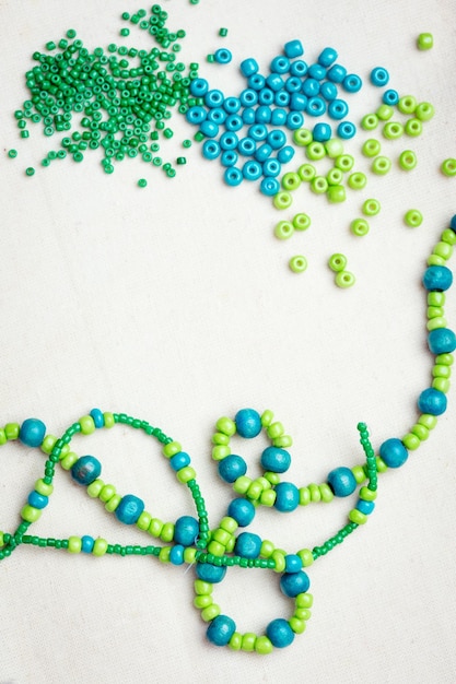 Perles de verre colorées et perles de fil