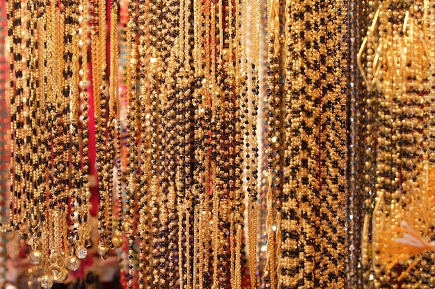 Perles de verre et de pierre sur le marché