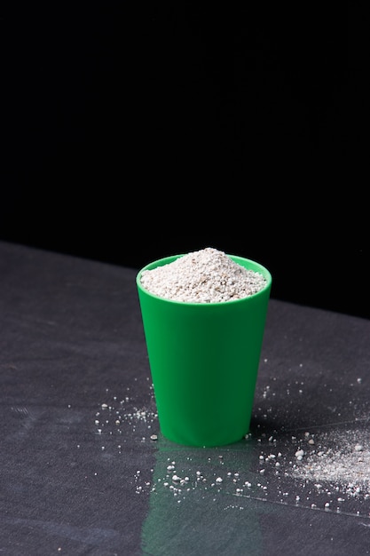 Perlite pour légume hydroponique sur fond noir