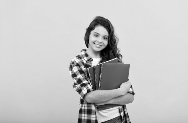 Permet d'étudier la rentrée scolaire adolescente prête à étudier enfant joyeux enfance heureuse