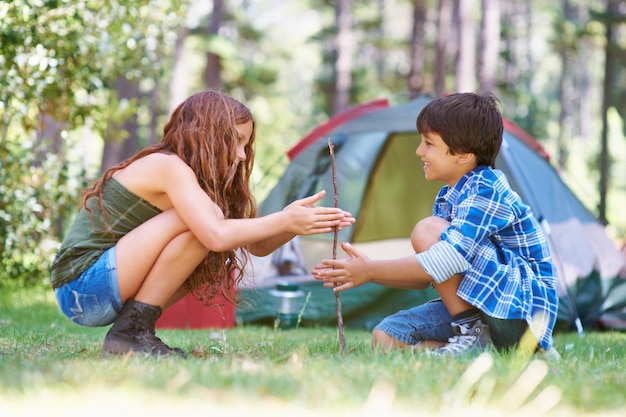 Permettez-moi de vous montrer un jeune frère et une sœur qui allument un feu de camp