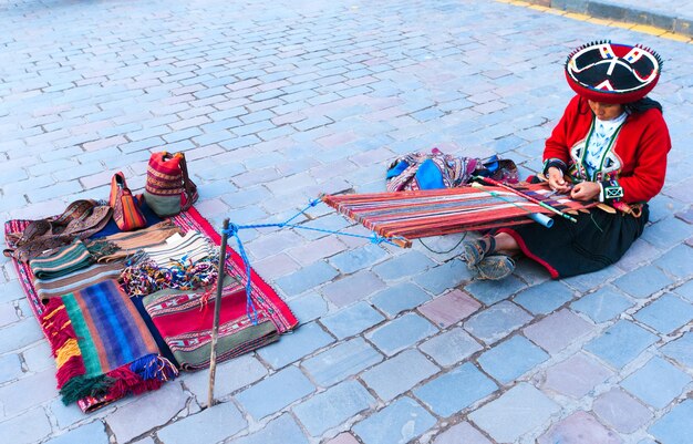 Pérou 9 novembre 2015 : Des tisserands indigènes non identifiés, vêtus de vêtements traditionnels, présentent leur artisanat. Cuzco.