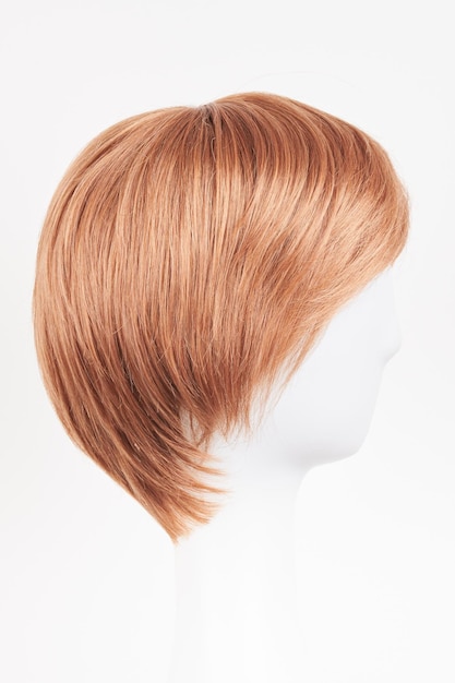 Perruque à l'aspect naturel sur tête de mannequin blanc Cheveux courts sur le support de perruque en plastique isolé sur fond blanc vue latéralexA