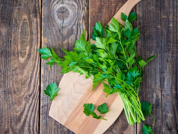 Persil italien frais sur un persil de table en bois