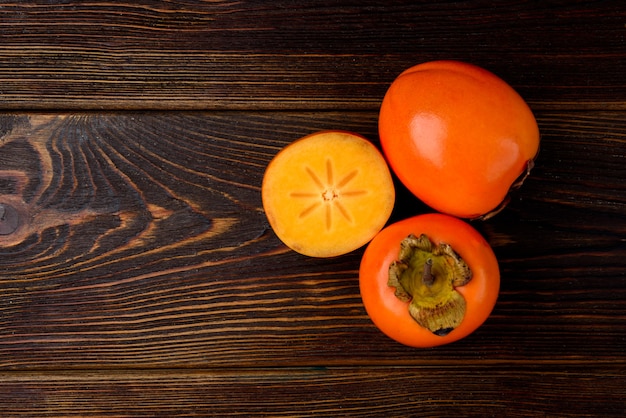 Persimmon sur bois foncé