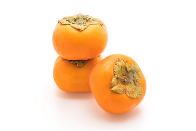 persimmon frais sur fond blanc