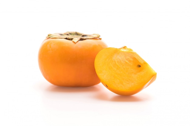 persimmon frais sur fond blanc