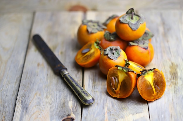 Persimmon sur une surface en bois.