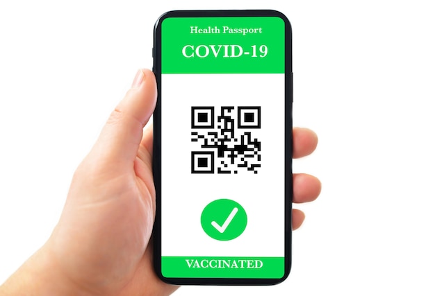 personne accinée tenant un téléphone portable avec passeport de santé numérique