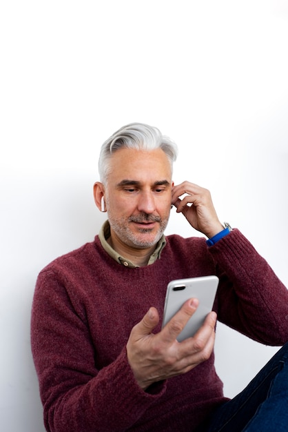 Photo personne âgée apprenant à utiliser la technologie