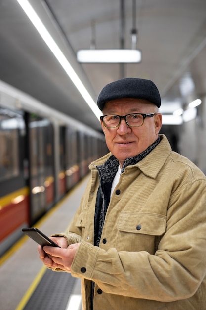 Personne âgée apprenant à utiliser la technologie